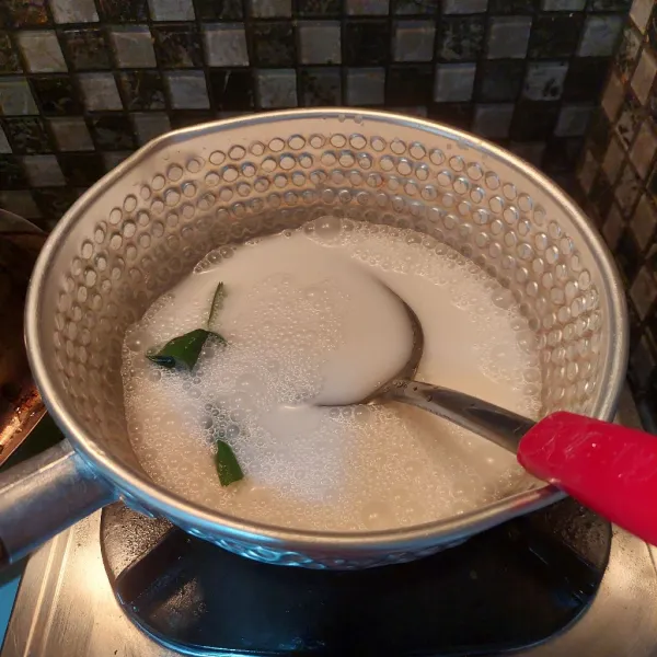 Rebus bahan kuah santan sampai mendidih dan gula larut.