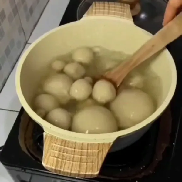 Angkat bakso yang sudah mengapung lalu pindahin ke panci yang berisi air lalu tambahkan kaldu bubuk kuah bakso.