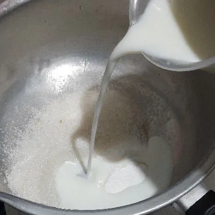 Campurkan semua bahan puding susu, kemudian tuang susu cair. Aduk rata, lalu masak hingga mendidih