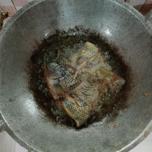 Goreng ikan di minyak panas setengah matang, angkat dan tiriskan.