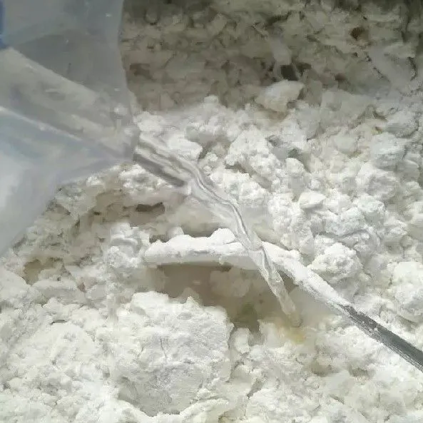 Masukkan adonan aduk sampai menyatu Kalis lalu tambahkan air panas secukupnya.