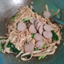 Masukan bakso aduk rata kembali.