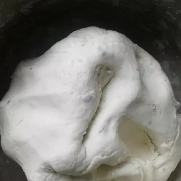 Lali bikin bulat bulatan bakso isi pakai ayam suwir mercon yang tadi, adonan kita bikin jadi dua macam yaitu adonan bakso kecil dan adonan bakso jumbo.