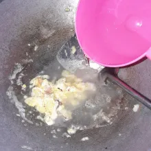 Masukkan air putih.