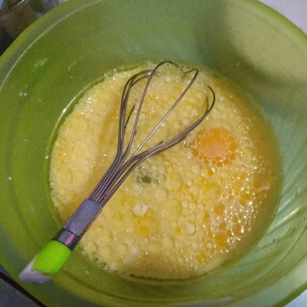 Di wadah, kocok telur, susu, vanilla, dan minyak sampai tercampur.