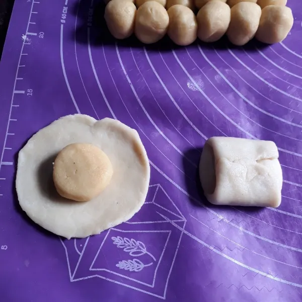 Pipihkan kulit A, isi dengan kulit B, lipat amplop.