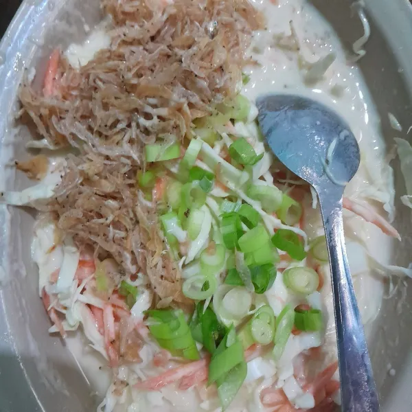 Masukan daun bawang dan udang rebon.