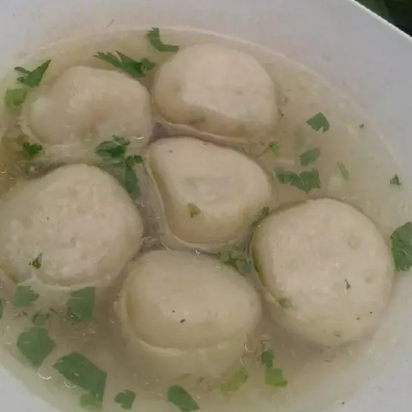 Sajikan dalam mangkok jangan lupa biar tambah mantap tambahkan seledri brambang goreng, saus, kecap, sambal, lalu aduk, dan siap di santap.