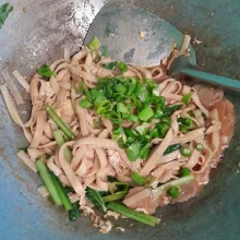 Masukan daun bawang dan daun seledri, masak sampai bumbu meresap, tes rasa, siap disajikan.