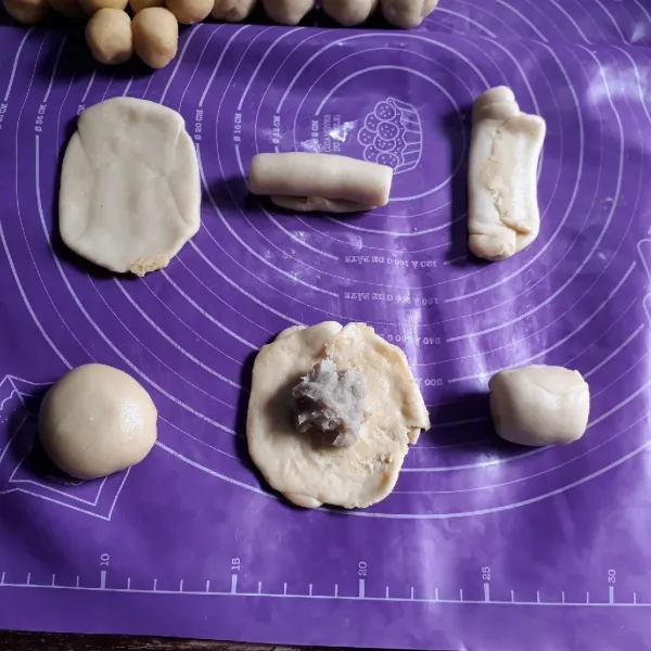 Gilas memanjang dan gulung. Gilas kembali dan gulung sekali lagi. Gilas pipihkan dan isi dengan pasta durian, rekatkan pinggirnya dan bentuk bulat.