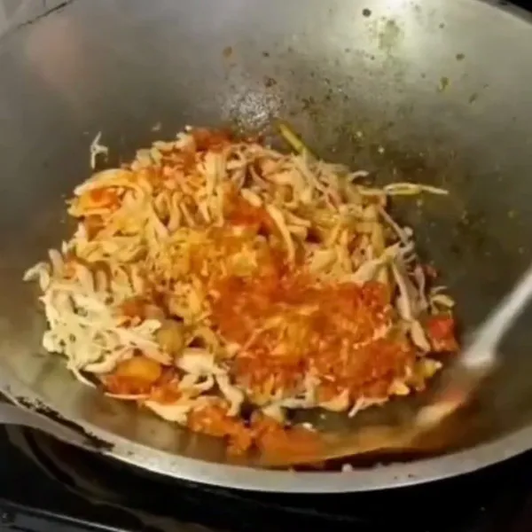 Masukkan suwiran ayam tadi lalu aduk sampai matang lalu angkat.