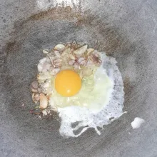 Pecahkan telur lalu orak-arik.