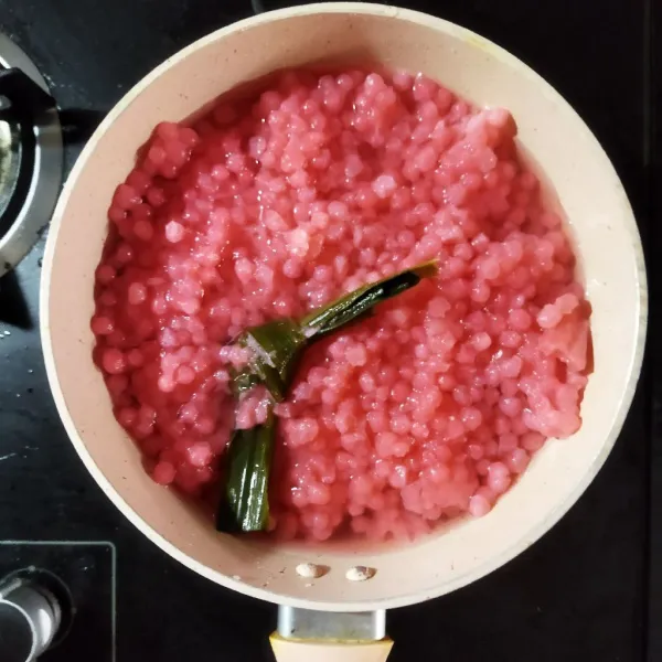 Masak pandan, gula pasir, garam dan sagu mutiara. Aduk-aduk hingga mengental, koreksi rasa lalu angkat dan sisihkan.