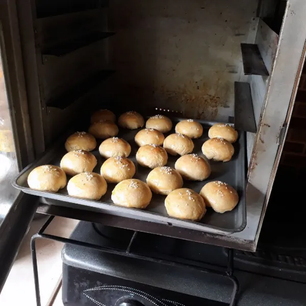Panggang dalam oven yang sudah dipanaskan, gunakan api sedang hingga matang. Sesuaikan dengan oven masing - masing.