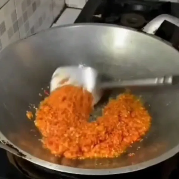 Haluskan bumbu-bumbu, lalu tiriskan minyak masukkan bumbu-bumbu yang sudah halus aduk sampai tercium bau.