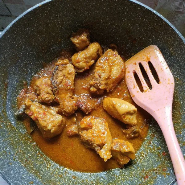 Masak sampai ayam matang dan bumbu meresap, koreksi rasa lalu sajikan.