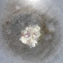 Tumis bawang merah dan bawang putih sampai harum.