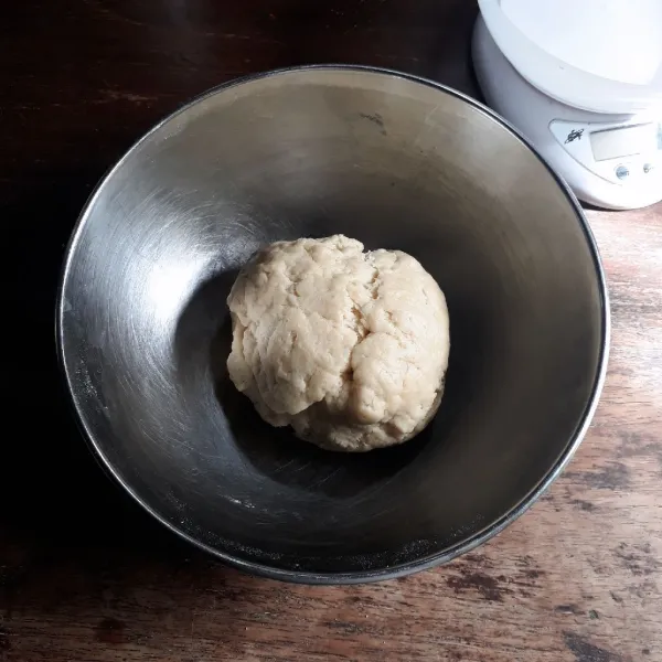 Kulit luar (A) : campurkan terigu, gula halus, garam, margarin dan air, uleni hingga rata.