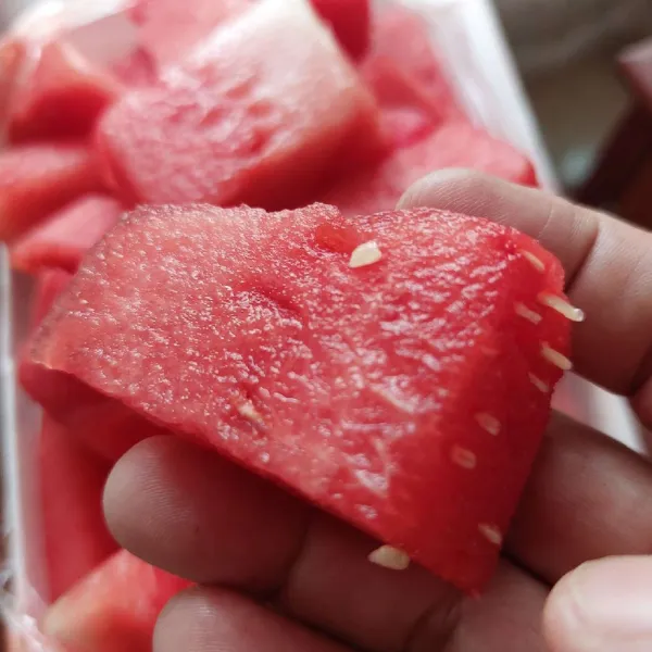 Kupas dan potong semangka, dinginkan di freezer