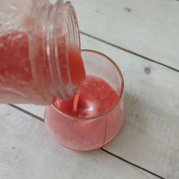 Blender halus semangka, tuang ke gelas
