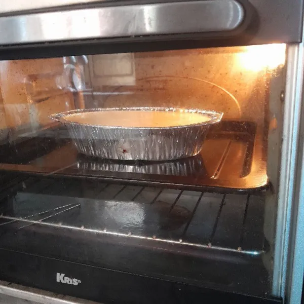 Panaskan oven, panggang adonan selama 25-30 menit dengan suhu 180°C atau hingga matang.
