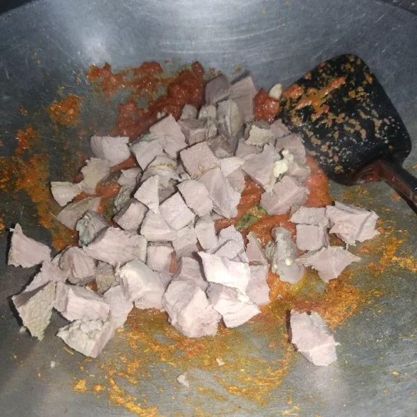 Masukkan daging sapi, aduk rata.