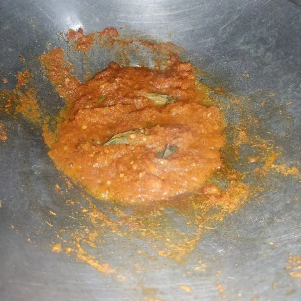 Panaskan minyak,  tumis bumbu halus dan daun salam Hingga bumbu matang.