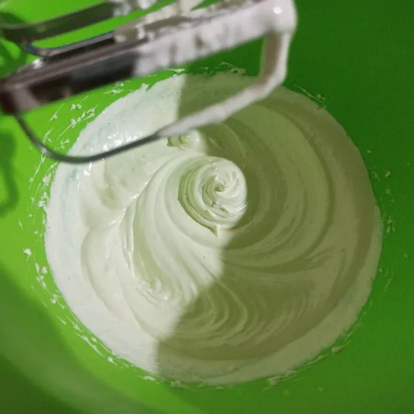 Mixer dengan kecepatan tinggi, telur, gula, dan SP sampai putih dan mengembang.