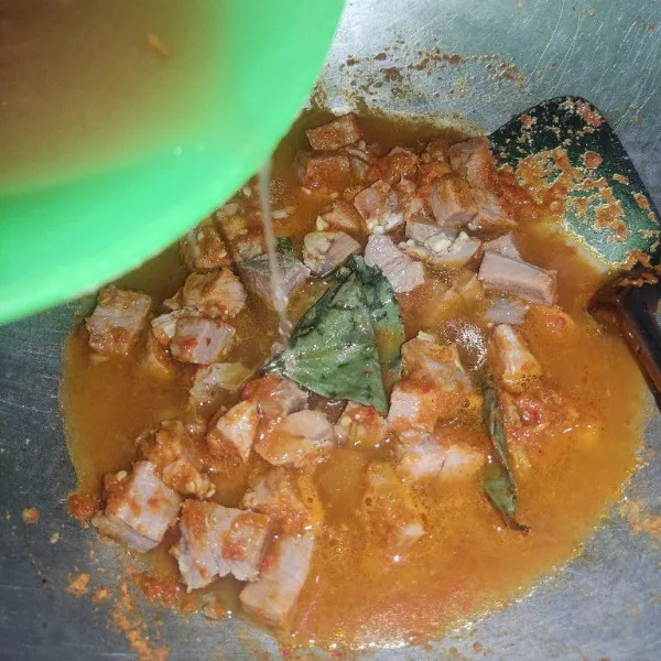 Tambahkan air kaldu sisa rebusan daging, kemudian masukkan air asam jawa, aduk dan biarkan hingga mendidih.