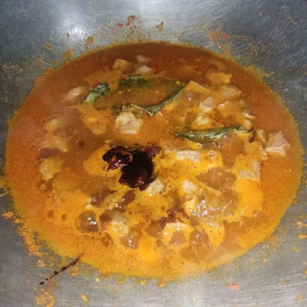 Tambahkan gula merah, garam, kaldu bubuk, dan kecap manis, aduk rata dan masak hingga air asat.