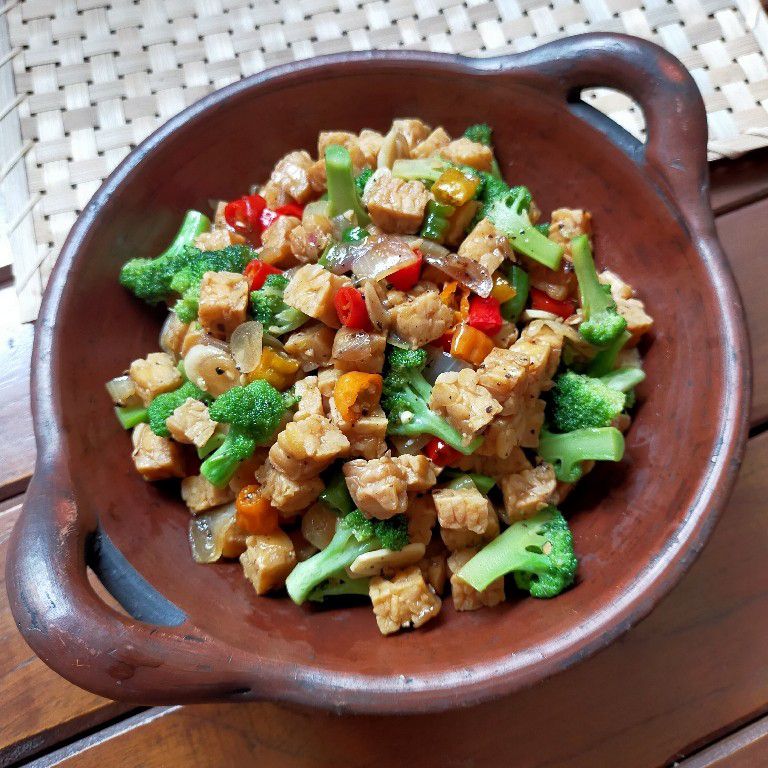 Tumis Brokoli Sapi Lada Hitam yang siap disajikan dengan nasi hangat