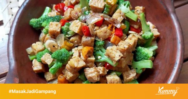 Tumis Brokoli Sapi Lada Hitam yang siap disajikan dengan nasi hangat