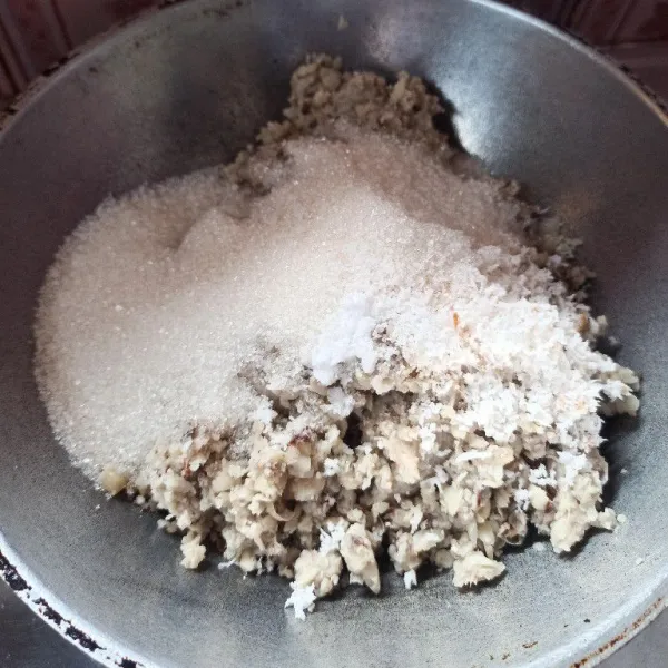 Campur kacang tolo, gula pasir, garam, kelapa parut, dan vanili. Masak dengan api kecil hingga matang dan tercampur rata.