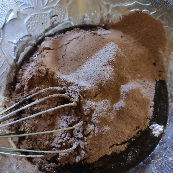 Masukkan tepung terigu dan cokelat bubuk.