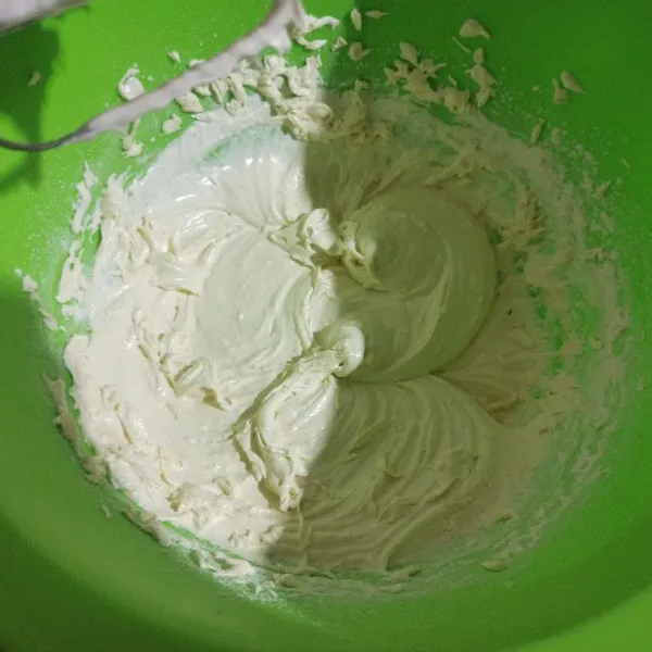 Selanjutnya masukkan tepung terigu sambil diayak, garam, dan vanili. Mixer dengan kecepatan rendah hingga rata.
