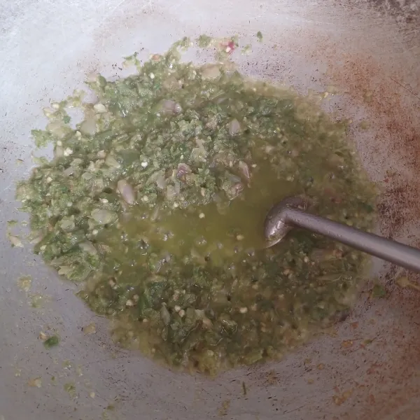 Tumis cabai dan bawang merah sampai matang, sampai minyaknya terpisah, tambahkan garam dan gula.