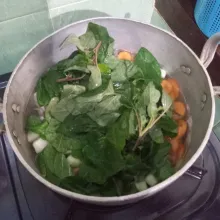 Masukkan bayam, bumbui garam dan gula