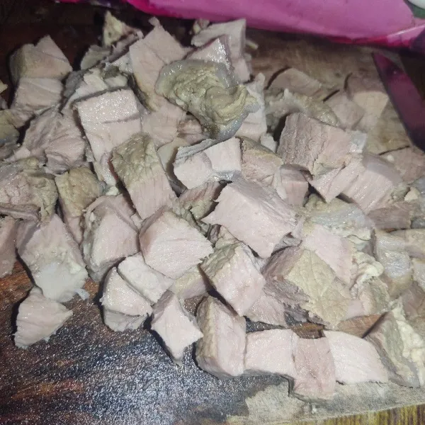 Setelah dingin, potong dadu daging sapi.