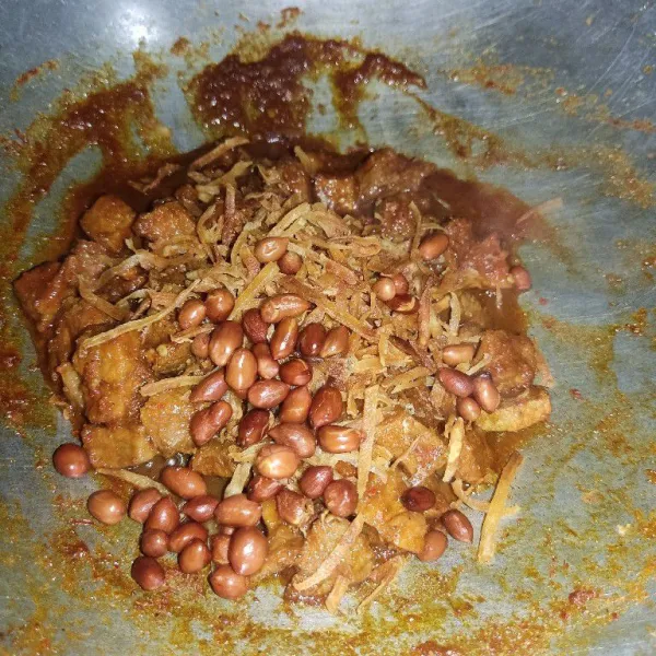 Terakhir masukkan ubi jalar goreng dan kacang goreng.