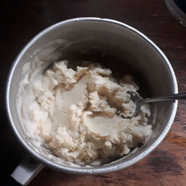 Masukkan hasil blenderan ke dalam panci. Campurkan dengan 200 gr sisa durian.