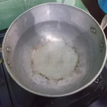 Masukkan air ke dalam panci, nyalakan kompor