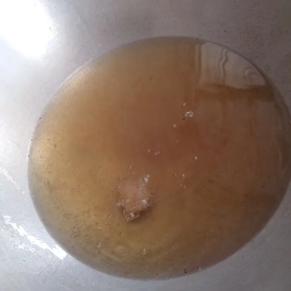 Panaskan minyak goreng, masukkan 1cm jahe, supaya tidak lengket ketika menggoreng ikan.