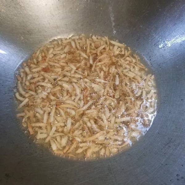 Kupas ubi jalar, kemudian serut kasar, cuci bersih hingga air cucian jernih, kemudian goreng hingga kering, sisihkan dulu.