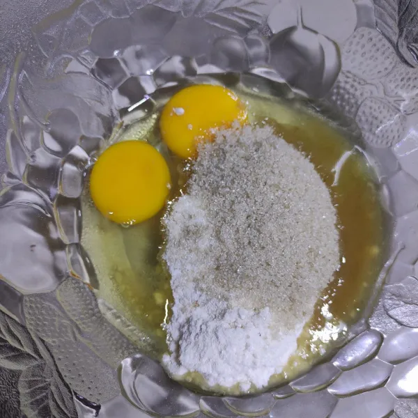 Campurkan gula dan telur. Aduk sampai gula larut. Kunci ada shiny crush terlihat jika gula larut sempurna.