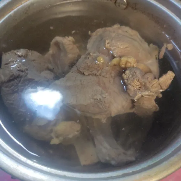Bersihkan daging sapi, kemudian rebus dengan metode 5 30 7.