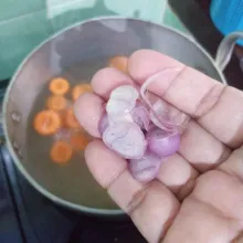 Bila mendidih, masukkan bawang merah serta temu kunci