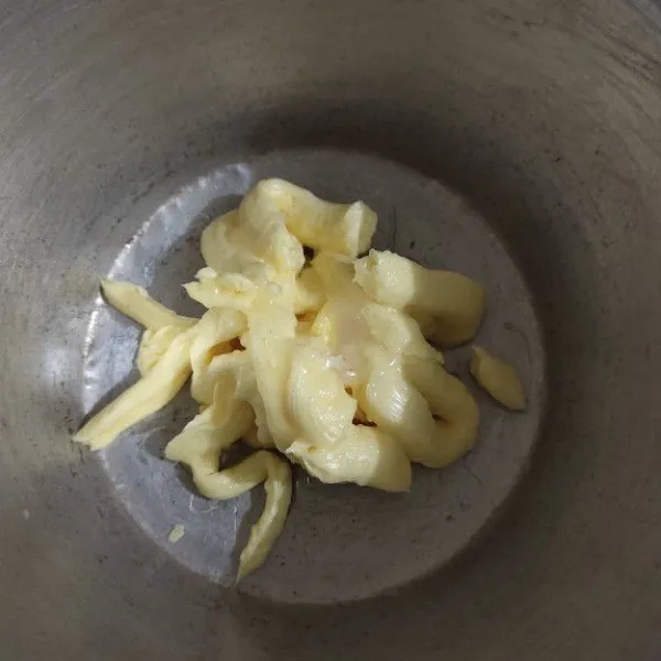 Cairkan butter, margarin, dan pasta vanila