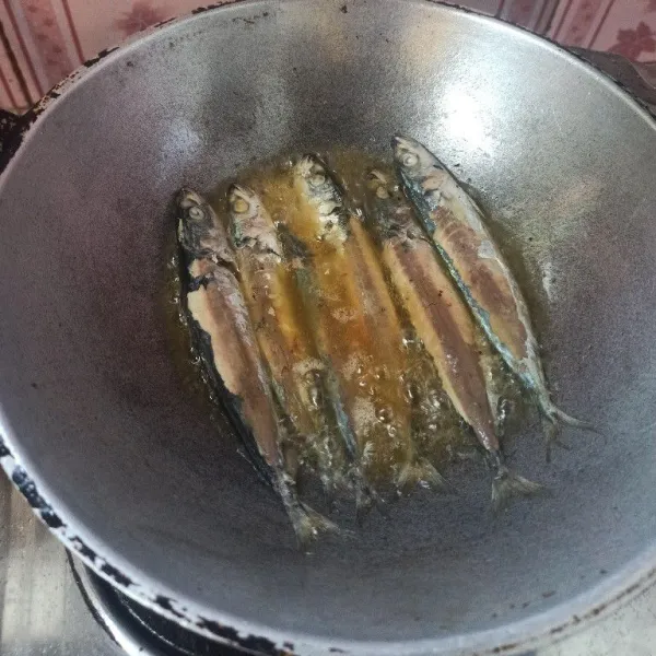 Cuci bersih ikan pindang cue, kemudian goreng hingga matang. Setelah matang, angkat dan tiriskan.