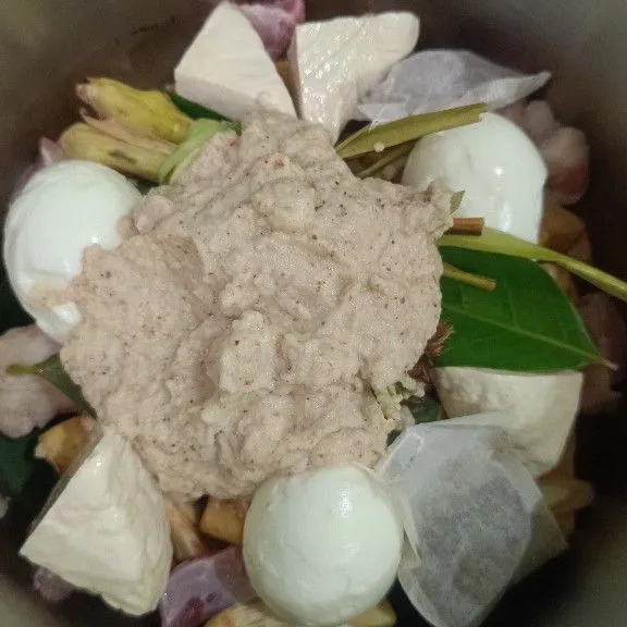 Tambahkan nangka muda, tetelan, telur ayam rebus, tahu putih, serai, daun salam dan lengkuas, tambahkan bumbu halus.