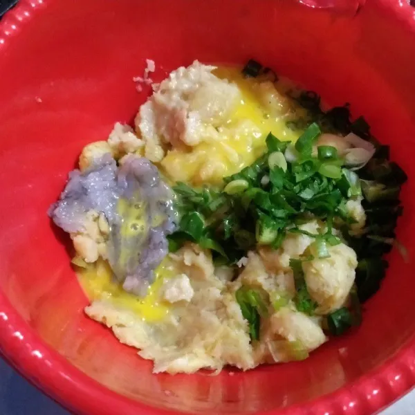 Campur kentang dengan bumbu halus, garam, kaldu bubuk, udang yang sudah dihaluskan, daun bawang seledri, dan setengah kocokan telur. Uleni rata, lalu cicipi rasanya.
